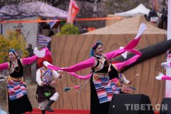 <b>者则和他们一路边歌边舞</b>